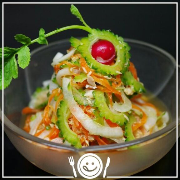 会社で収穫したゴーヤちゃん(o^^o) @nikonikoniko マンマちゃんから教わった和えものです 玉葱・人参・ツナ・レモン汁・めんつゆで作ってます これね簡単だしゴーヤ嫌いな方でも食べれると思う(^^) レシピ詳しくは@nikonikoniko さんの見てね(*´∀｀)