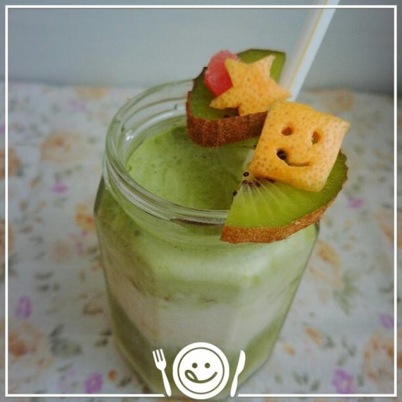 ◆20140721-Morning ●スムージー(セロリ、大麦若葉、キウイ、レモン汁、水/ヨーグルト、牛乳、ルビー､オリゴ糖) ミイルちゃんを彫るのに夢中になってたらいつの間にかスムージーが4層になってたΣ(ﾟДﾟ)スゴっ！