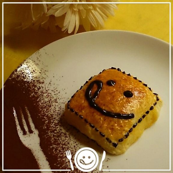 朝食にぴったり ミイルちゃんスコーン♡ プレーンヨーグルト入の スコーン生地をこねてまるめて ♡四角くカット 卵黄を塗って 190度のオーブンで12分〜 ふわふわサクサクのスコーンが焼けました〜～(*´∀`*) チョコペンで ミイルちゃんに変身〜～♡ 可愛くて た、食べられないミル〜(¯―¯٥)