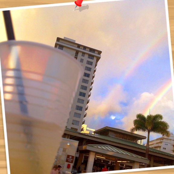 ホテル主催のレセプションで、お酒とソフトドリンクがフリー(*☻-☻*) 今日はLIVEも聴きながら、夕方のひと時をまったりと*\(^o^)/* と、見上げたらrainbowがダブルで♡