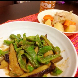 なすとピーマンの味噌生姜炒めととり肉じゃが。
今日もビールがおいちぃ〜ょ
