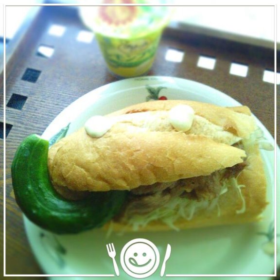 バゲットモンスター…。 ミイルちゃんはドコ？(-_-;) 上は、レモンプリンです。 お昼ごはんでした(^-^; 昼前からザーザー降り。 今は止んでいます。