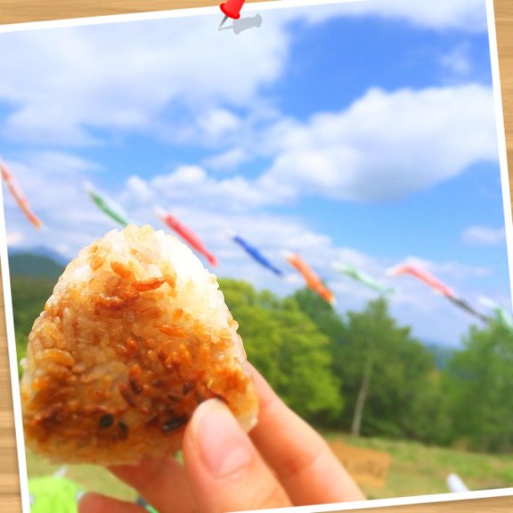 陣馬山の頂上でおばあちゃんの作った焼きおにぎり(*^o^*)天気が良い〜♩