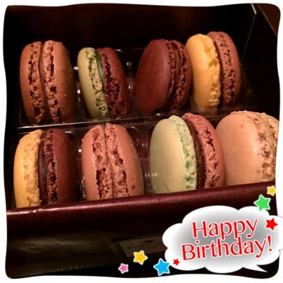 娘の誕生日をお祝いします。もうケーキは要らないと，JEAN-PAUL HEVINのマカロン。ふわ美味しい。コーヒー淹れましょね。