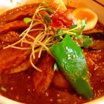 豚角煮と野菜と半熟玉子のスープカレー。野菜はあらかじめ素揚げしてあり美味しいです。
