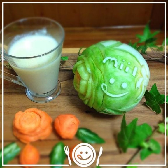 おはミイル(*´∇｀*) 薔薇にかこまれたミイルよ。 って、ミイルちゃん言葉をお借りしました（笑） バナナ、りんご、パイナップルのスムージー。