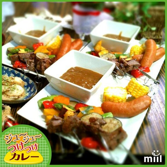 夕食 ジュ～ジュ～つけカレー 野菜やお肉は下ごしらえの段階で、揚げたり、茹でたり、炒めたり....各々一番美味しくいただけそうな(あくまでも個人的見解ですが)調理法で加熱しました。 ホットプレートで軽く温めてからカレーにつけます！ 肉が串の下に刺してあるのには訳が.... 野菜を食べないと肉に到達しないの！(^w^)