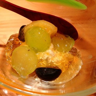 ぶとうと洋酒がきいたゼリーとヨーグルトクリームのデザート