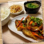 今日はアジが安かったのでアジの南蛮漬けにしてみましたぁ(*^^*)
何気にお魚と一緒によく漬かった玉ねぎが大好きですo(^_^)o