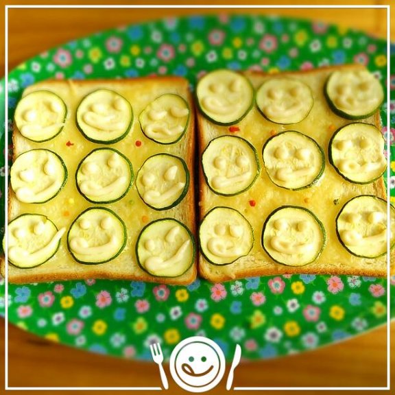 おはようございます♪ ズッキーニ&チーズの ミイルちゃんトーストです。 と言っても、全部ニセモノくさい顔をしています(。-∀-) ミイルちゃんぽいのを探せ？ いや、ミイルちゃんに近いヤツかも？を探せ？あれ？