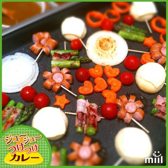 本日のランチ。 『つけカレー(♡ˊ艸ˋ♡)』 ホットプレートにくぎづけ 玉ねぎとチーズのカレーに 小娘が型抜きした人参 新玉ねぎ・ミニトマト アスパラ・アスパラベーコン 花の形にしたウインナー 作った練乳パンにチーズのせ が具材です。 海老もやりたかったけれどお夕飯に 回しました。 笑顔が満開でした(๑>∀<๑)♬+゜ 公開しないけど...