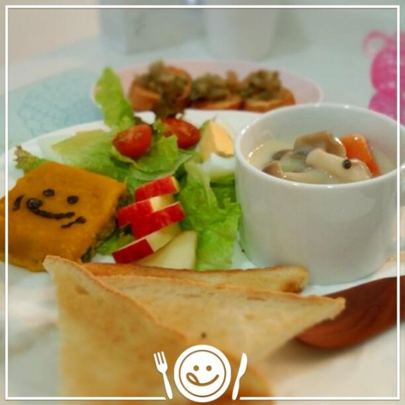 おはよー。 今朝はすでに暑いです(^_^;) 薄切りパンをカリ！っと焼いて 昨日のシチューにつけていただきました♥ １０枚切りだし、ちょい足しでブルスケッタも。 上に乗せたのはマグロとアボカドのタルタルだよ。 南瓜サラダでミイルちゃん。 わかりにくいけど、ナイフとフォーク持ってるイメージで作りました(^_^;) 仕事が一段落したのでお休みが増えて、今日も明日もお休みです。 お部屋の片付けしよ。