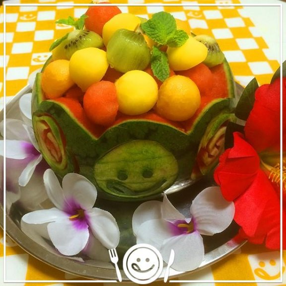 ★ミイルフルーツ宝石箱★ スイカ、キウイ、パパイヤ、マンゴー 今日はお休みなので小玉スイカを飾り切りしました。 入ってるフルーツが歌みたいだなと思ってしまった・・・汗 君たち♬ キウイ♬パパイヤ♬マンゴー♬ だね〜
