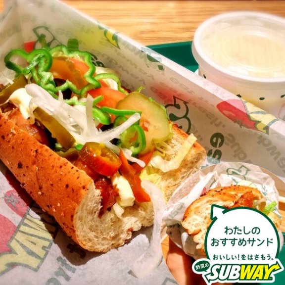 今日のお昼はSUBWAYで！qulageさんオススメの照り焼きチキン+ホットペッパーでいただきました♪ qulageさんの言っていたように、マヨネーズと照り焼きのまろやかさにホットペッパーのぴりりとした辛さが絶妙にマッチしていました❤美味しかったです！ SUBWAYさん、qulageさん、ご馳走さまでした(*^^*)