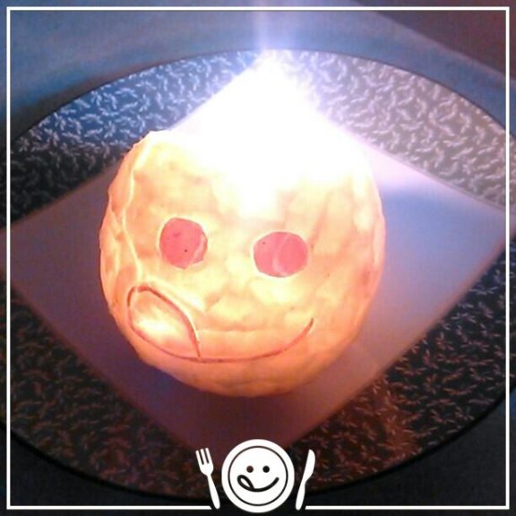 おはようございます(*^▽^*) 林檎の中をくり抜いて薄皮だけを残し中にロウソクを入れました♪ 『ミイルちゃんの林檎のランタン』