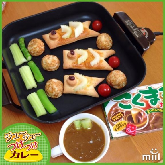 ホットプレートでカレーランチ！ 昨日焼いた鯉のぼりナンや冷凍たこ焼きを再びジュ〜ジュ〜 セロリ、アスパラ、トマトも つけつけ！