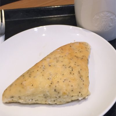 スタバで午後の読書。新発売のレモンポピーシードスコーン。レモン風味いっぱいで爽やか甘い。