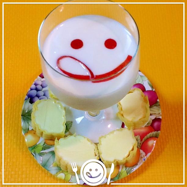 ＊暑い夜のヒンヤリスイーツ
ミイルちゃんヨーグルトと
トウキビモナカ(アイス) 
ミイルちゃんに手と足をつけてみました！