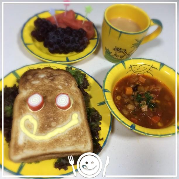 パンと具だくさんのミネストローネ
黄色のスムージー
昨日変な時間に爆睡してしまい
本日は早起き〜三文得するかな