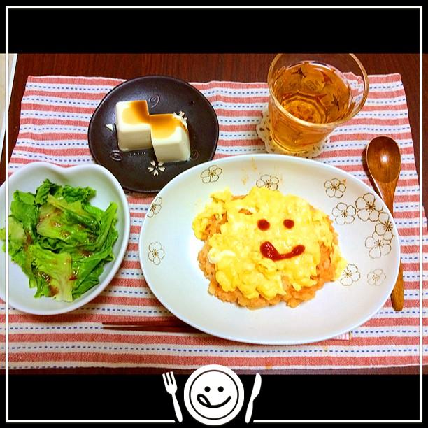 7/29夕飯(⋈･◡･)
＊オムライス
＊サラダ
＊冷奴

また手抜きです…
でもミイルオムライス♡

それより！今日は転職決まった旦那にサプライズでプレゼント買ってきたから渡すー！
靴と明日の花火大会のための甚平…喜んでくれるかなー？
はやく秋になってほしいって言ったけど明日花火大会だし、海も行きたいし、夏楽しもうっと！