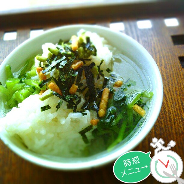 お昼ごはん。

昨日、漬けた大根葉を入れて、冷や茶漬け。

あっついです(^-^;