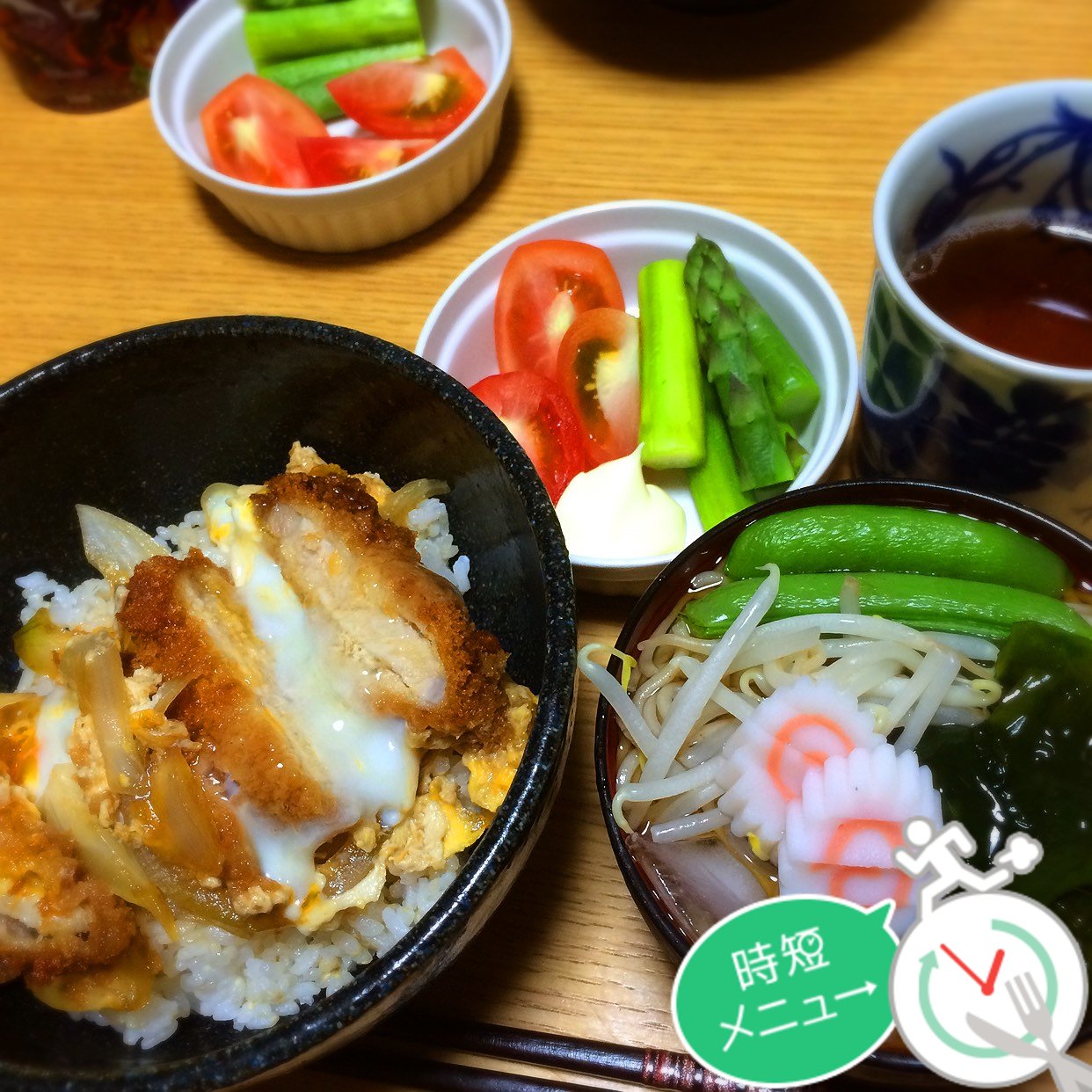 ピアノで遅くなった本日はスーパーの力をフル活用させてもらった時短メニューですσ(^_^;)ミル友さんのお昼を見たらどうしてもワカメの冷たいお蕎麦が食べたくなったのでなんちゃってお蕎麦やさんメニューに（笑）