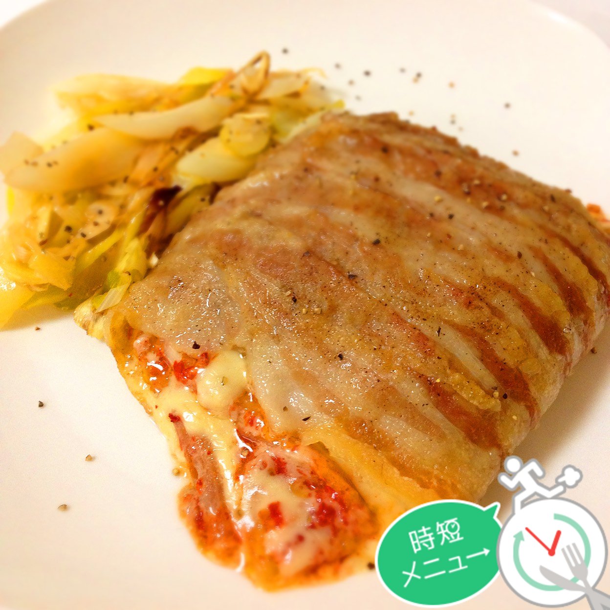 チーズとキムチを豚バラ肉に包んで、220度のオーブンで20分！
ほっとくだけでチーズ豚キムチの出来上がり〜♪
オイルトレーの下にネギをしいて、脂を程よく吸ったあま〜い炒めネギも添えて、、
買ってきたお肉をそのまま出せば、いい感じに重なってるのでかなりらくちん！