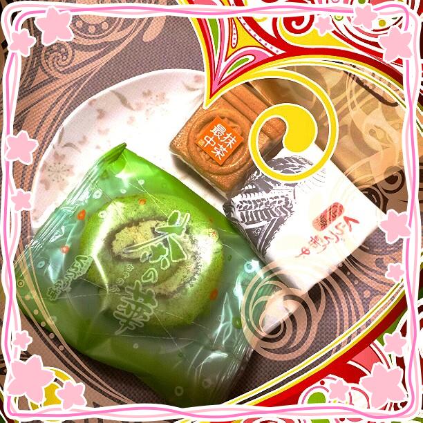 埼玉くらづくり本舗の和菓子さんたち。抹茶最中と普通の最中、抹茶ロール。