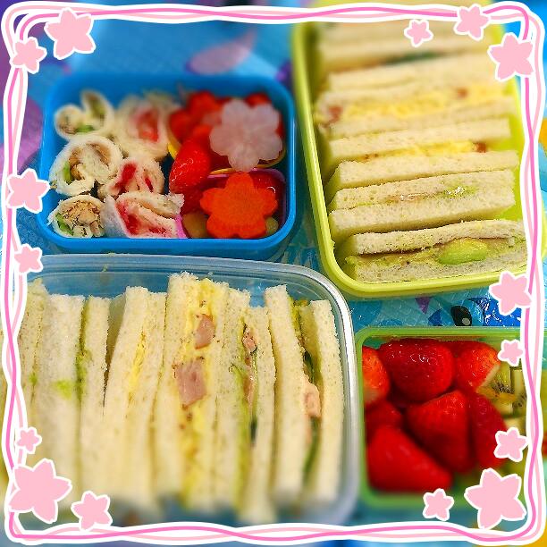 今日は友達とお花見＼(^ω^)／
お花見弁当はサンドイッチ(♥ŐωŐ♥)
♥生ハムアボカド
♥さつま芋ウインナー
♥ツナサンド
娘にはくるくるサンドと野菜達！