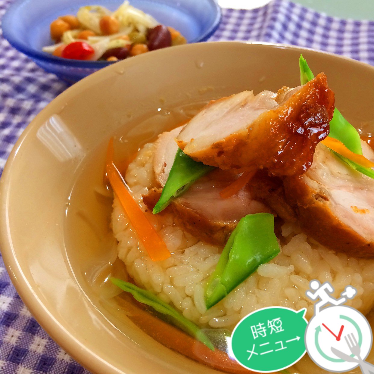今日のランチ‼︎
＊スープご飯
＊ミックスビーンズと玉ねぎのマリネ
 
全部昨夜の残りみたいですが（笑）
カオマンガイのご飯にスープを入れて♡
シンプルな味がとっても美味しい(*ˊૢᵕˋૢ*)ˉ̞̭ෆ⃛