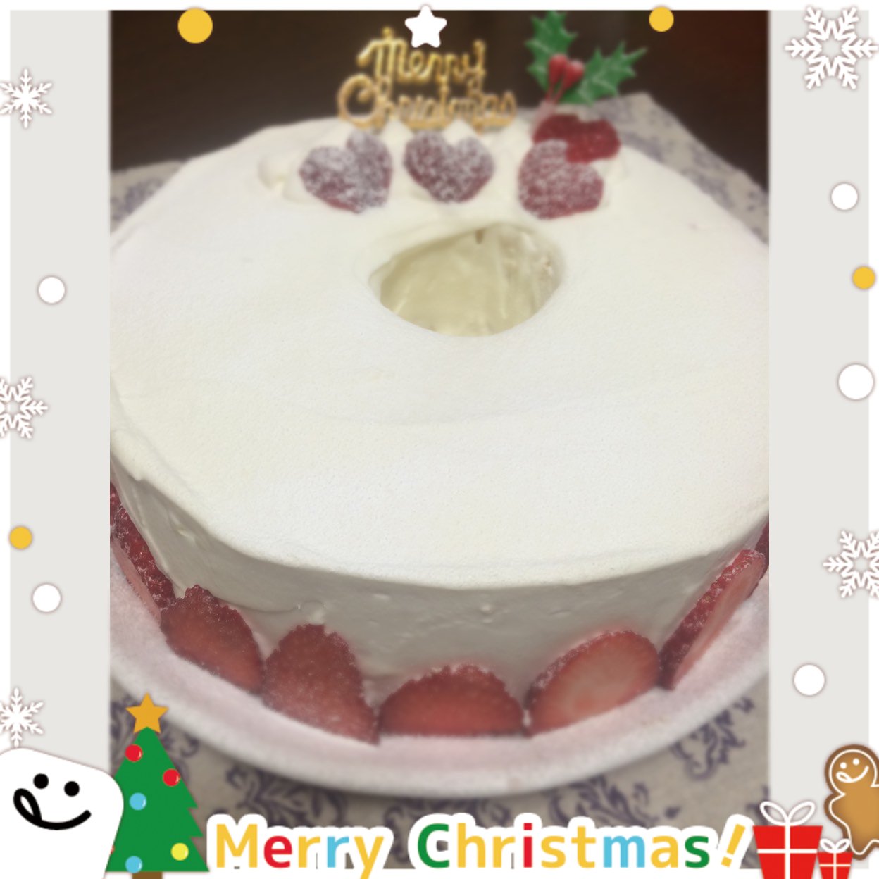 メリークリスマス((*ﾟ∀ﾟ))
今年のクリスマスケーキです♡
今日は結婚記念日ということもあり、夕方からお出掛け☆イオンに行ったら、息子たち大興奮！
でも私はだんだん頭痛がしてきて、帰る頃には頭痛すぎて吐きそう…
帰宅して、子どもたちと一緒に少し寝たら、ちょっぴり復活したので、デコレーションしました((*ﾟ∀ﾟ))
ベースは21センチシフォンケーキ！
ナッペ？も下手くそだし、デコレーションもセンスなさすぎて、地味〜なクリスマスケーキだけど、味はバツグンに美味しかったです♡（笑）