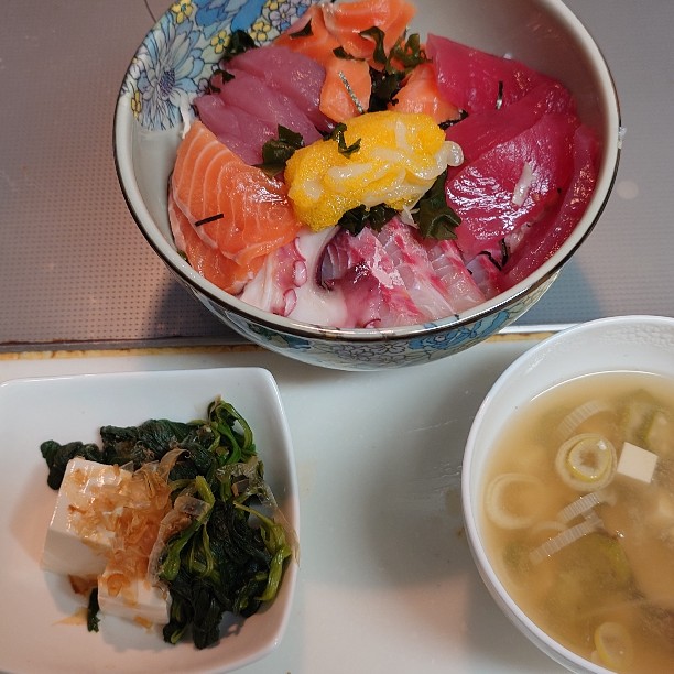 海鮮丼、ヤッコのほうれん草のおひたし、味噌汁