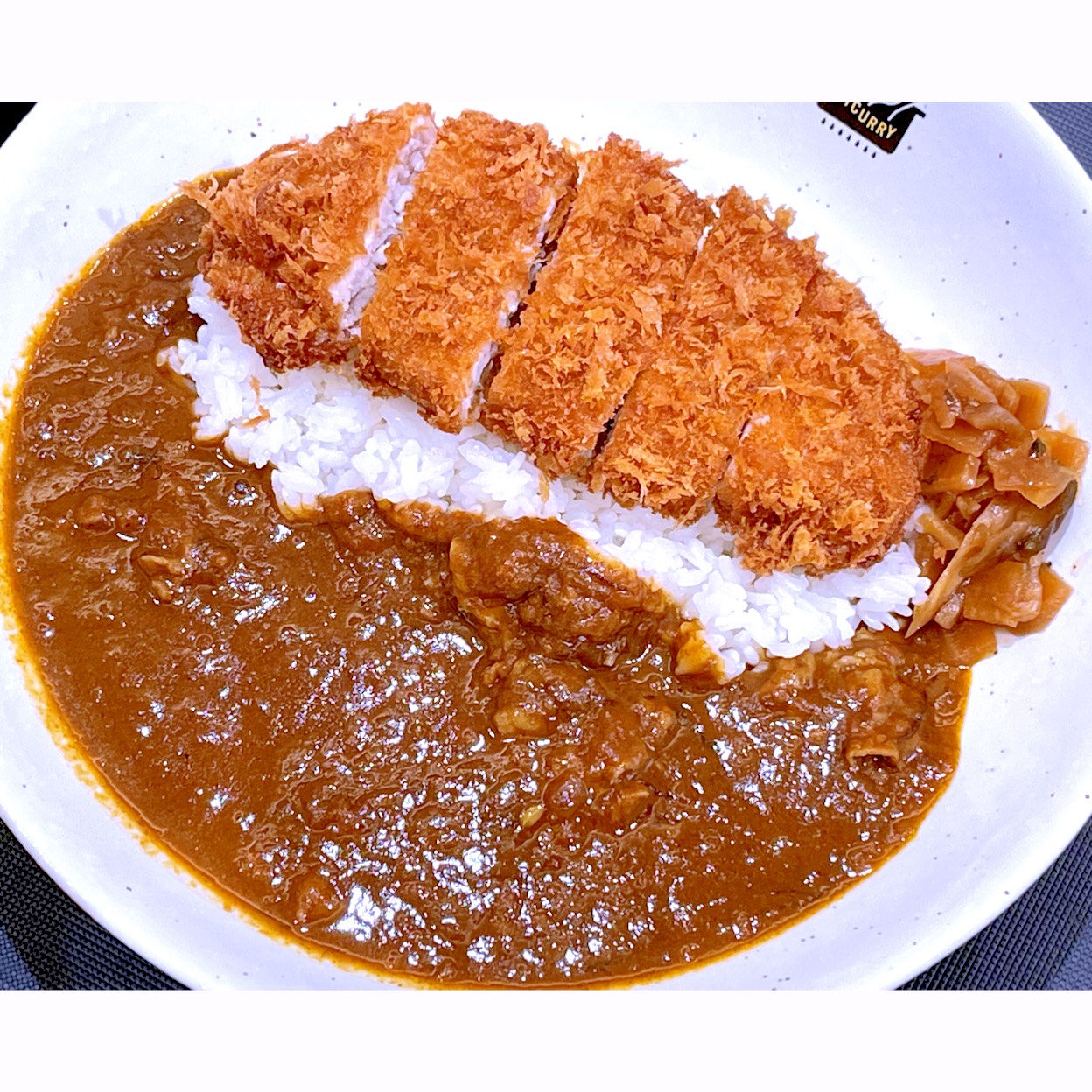 松屋グループのカレーの店、マイカリー食堂の期間限定メニュー、期間限定メニュー、スパイシービーフロースカツカレー。スパイシーな味わいのビーフカレーにロースカツと御飯を添えたカレー。辛さを選ぶ事ができ、辛口にした。スパイシーな食感のカレーとロースカツとの相性は良かったが、辛かった。辛さを中辛にすれば少し違ったかも知れへん。