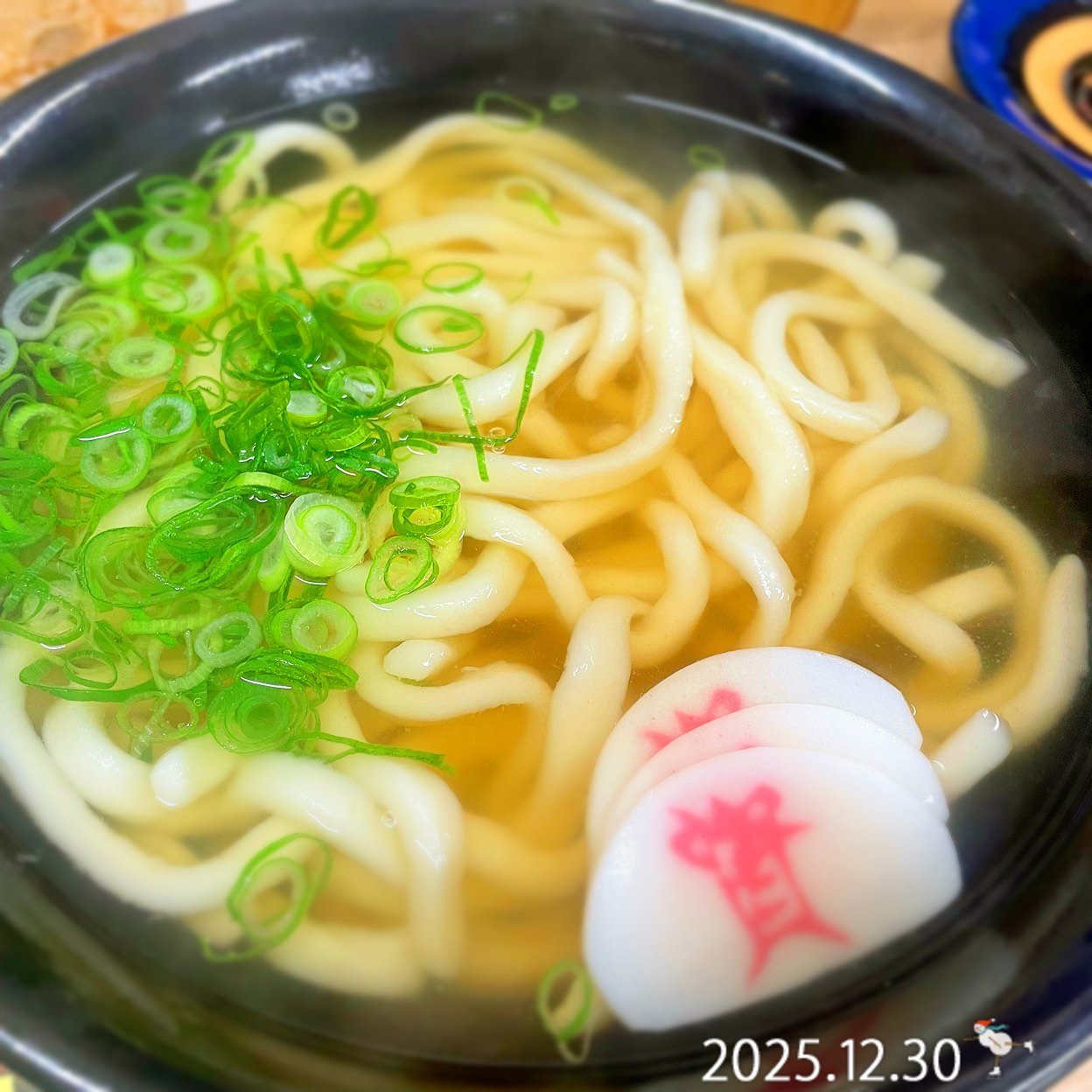 かけうどんスタート。
まずは天かす投入、とろろ昆布をふわっと重ねてコク増し。
…で、後半戦にごぼう天3本参戦。
気づけば、優しさと背徳が同居した、うどんの完成😋