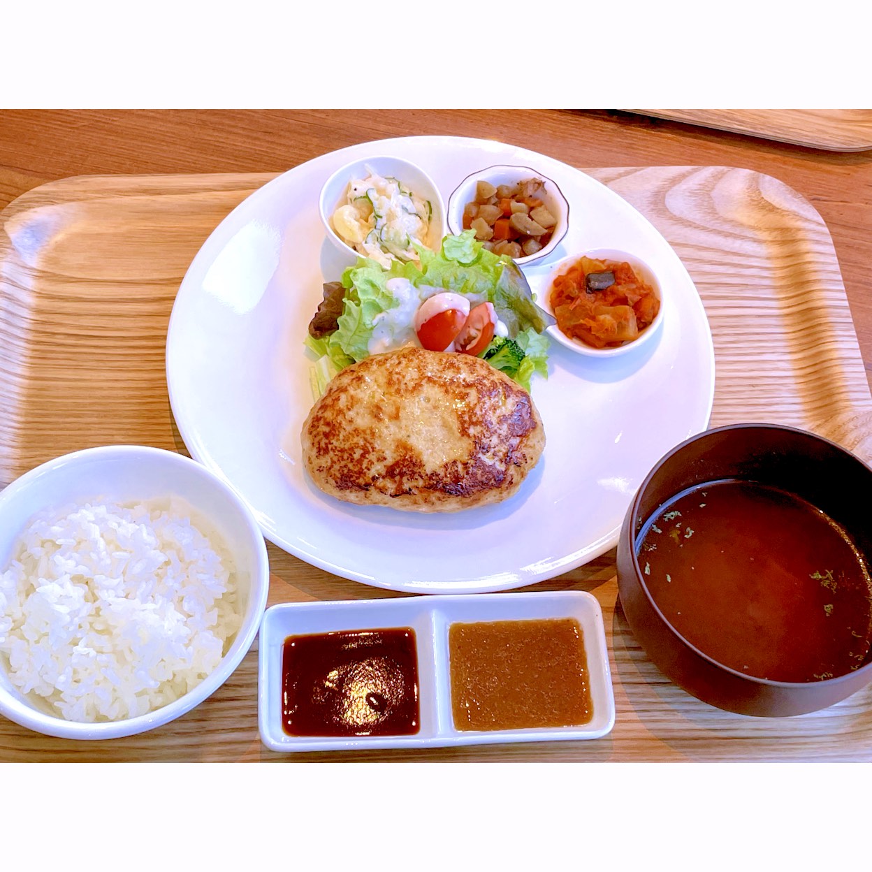 千葉県松戸市 松戸駅西口の付近に有る洋食の店、Grill Kitchen さんほんのランチメニュー、つくねバーグ定食。
国産豚、国産鶏を店内で粗挽きのミンチにして玉葱、蓮根、人参等の根菜を混ぜ合わせたヘルシーなハンバーグにサラダや小鉢を添えたメインに、御飯、赤出汁の味噌汁とソースがセットになった定食。
ハンバーグはサッパリとした味わいで美味かった。あともう1歩遅ければ売り切れで食べられなかった。
昨年の10月23日に新たにオープンしたので、実家に行った時に行ってみた。