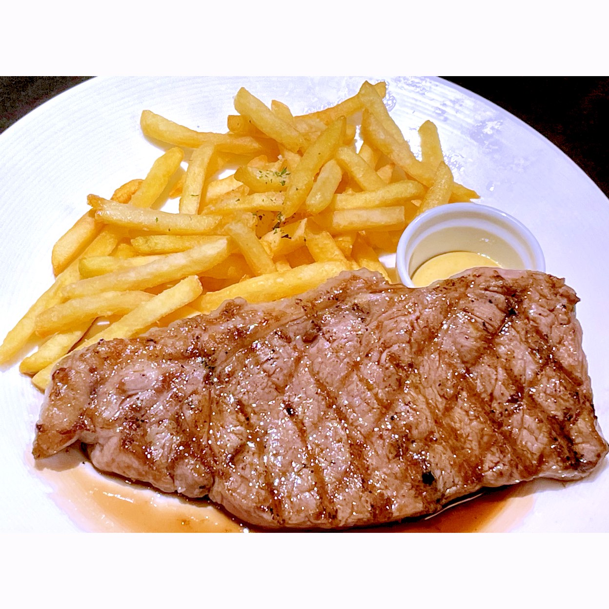 全国に数店舗有る洋食とカフェの店、AUX BACCHANALES(オーバカナル)のステーキフリット。
200gのリブロースにポテトを添えたシンプルな味付けのステーキで、この店の定番メニュー。味は美味かったが、自分にとっては量は少なかったかな。