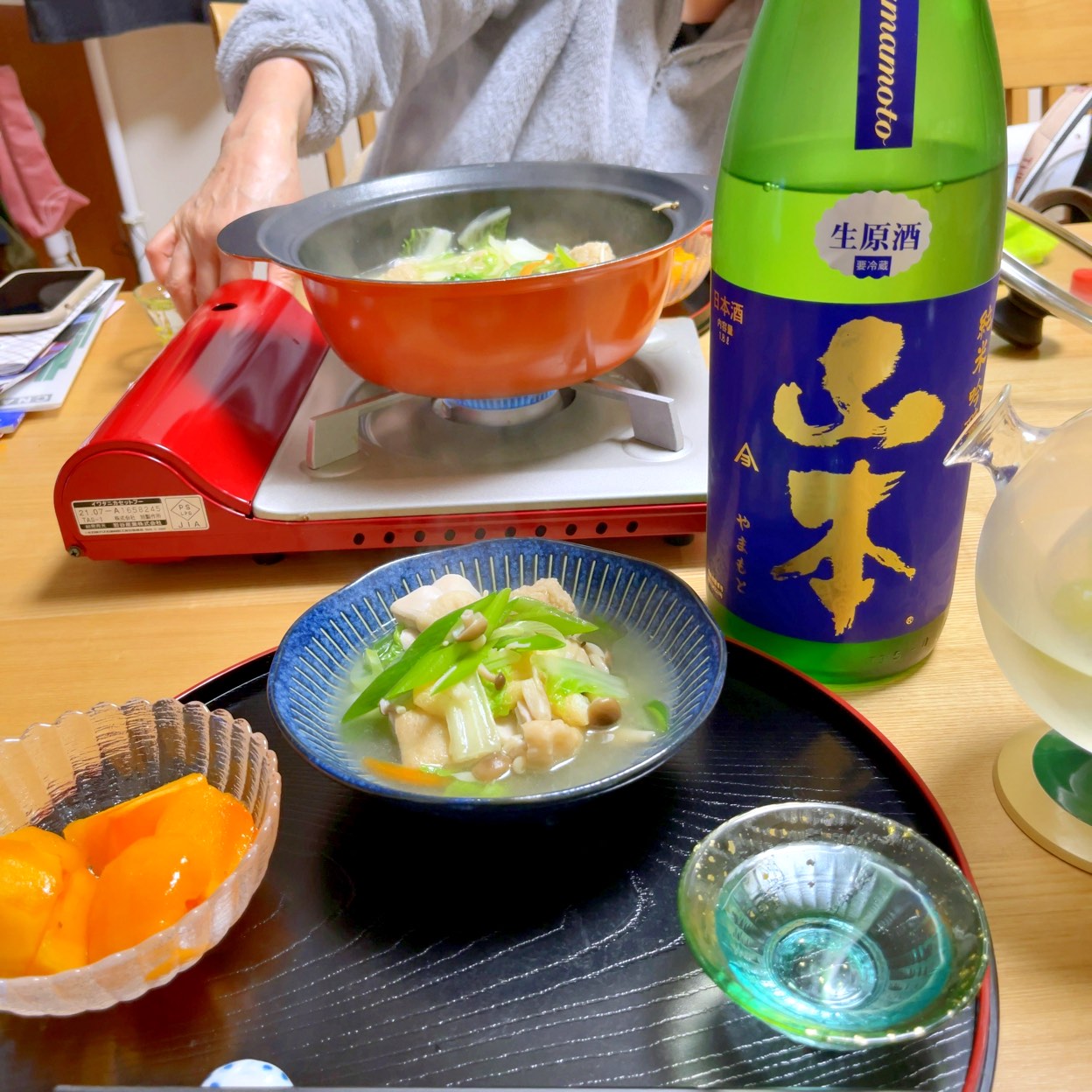 山本 バタフライパープル 純米吟醸生原酒
山本酒造店(八峰町)
原料米:亀の尾
精米歩合:55%
使用酵母:秋田酵母No.12
日本酒度:+1
アルコール度:15%
今期もめでたく生原酒からの出荷となりました。どこか清楚で滋味深い味わいの印象がある「亀の尾仕込み」、されどさすが山本バージョンはオッと思わす仕上がりです。 麹造りを徹底して追求する山本社長は麹菌の種類と製麹温度をアレンジしていて、これによりアミノ酸の生成を低く抑え、抜群のキレ味を出すことができました。
😋🤙