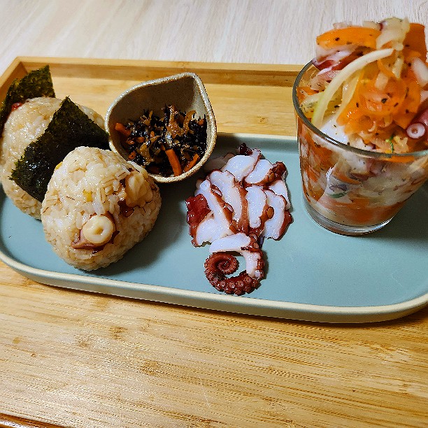 本日の晩御飯
タコづくし🐙

ふるさと納税で頼んだお魚セットのなかにあった柳だこを、刺身とマリネと混ぜご飯で。

マリネとカルパッチョっていつもどっちだろ？ってなってたんだけど、マリネが漬け込むのですね。ではこれはマリネです。