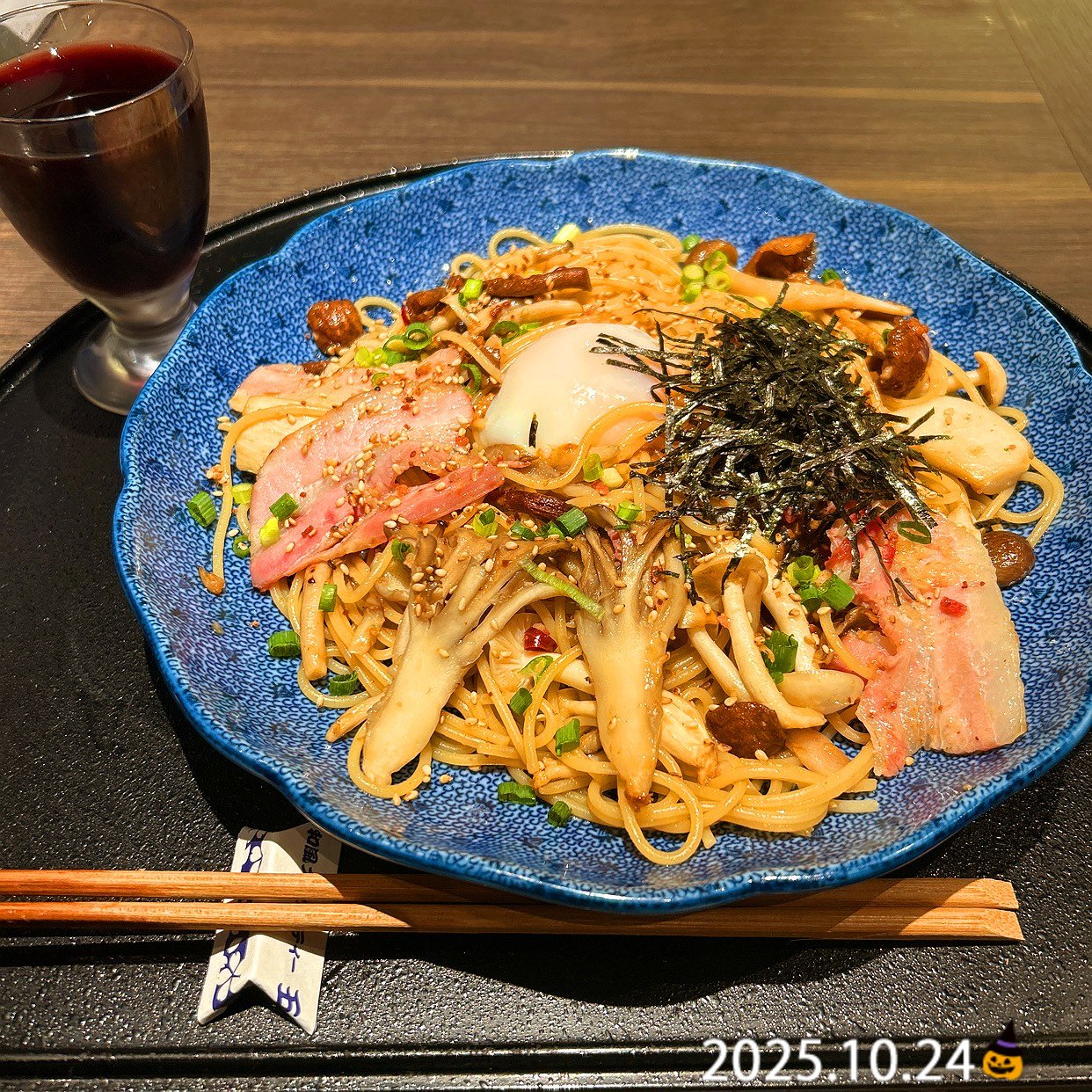 今日ランチ🍽️
秋のおすすめスパゲッティー🍂
三元豚ときのこづくしの
よくばりスパゲッティー(醤油バター)🤤💕
赤ワイン🍷
秋感じるお食事でした✨