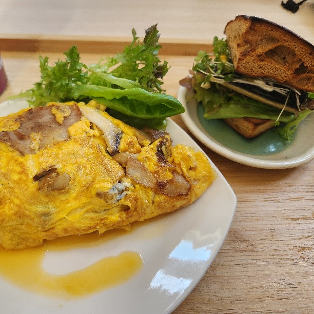 本日の朝ごはん
キノコオムレツ
ブランパンフォカッチャ(失敗)でサバサンド
枕が合わなすぎて肩こり頭痛がずっとよくならないので、イオンの感謝デーの今日、枕を買ってきました。
羊のいらない枕極柔
皆さん枕にいくらにかけられる…?
この枕…2万で…かなりの覚悟が必要だったんだけど…これで合わなかったら誰かに八つ当たりするかもしれない(笑)