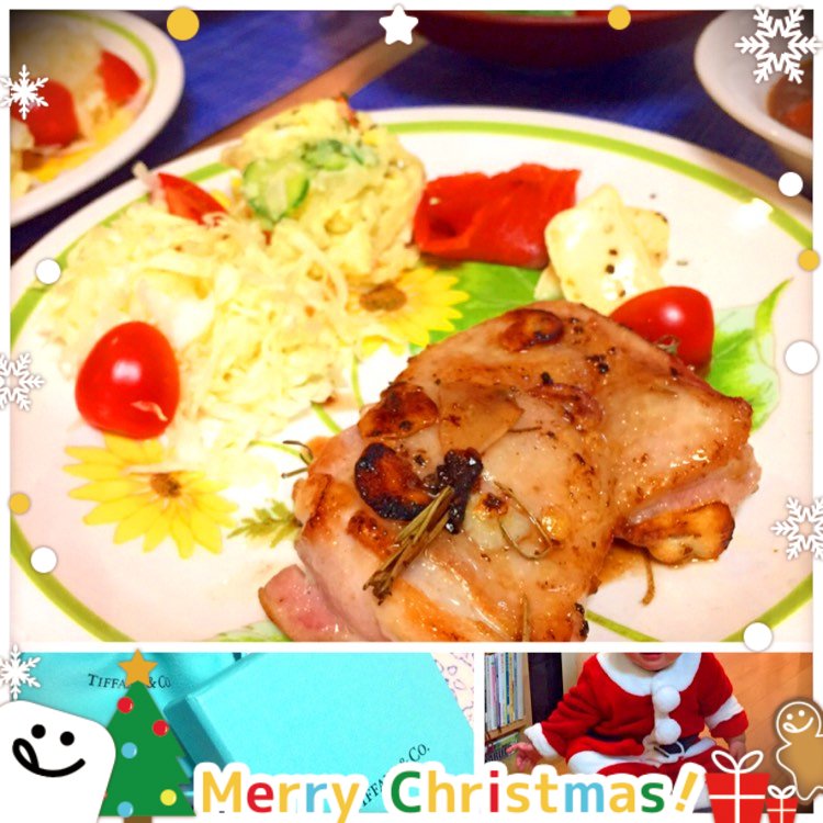 クリスマスディナー♪

今夜はガッツリ残業デーの予定が、あっさり解放で拍子抜け！
そんな訳で？甥っ子のベビーシッター&留守番をしてきました☆ギャン泣きで全然寝てくれなかったけど(^^;; 0歳児のサンタコス、可愛すぎた♡

で、いもうとが下拵えしてくれていたチキンを焼いて、ビーフシチューやら赤ワインを頂いて、予定外だったけどクリスマスディナーを楽しみました♪

昨夜は枕元からプレゼントが出てきた♡びっくり&嬉しかったなー(*^^*)

そんなこんなで26日になってしまった…慌ただしい１日でした☆
