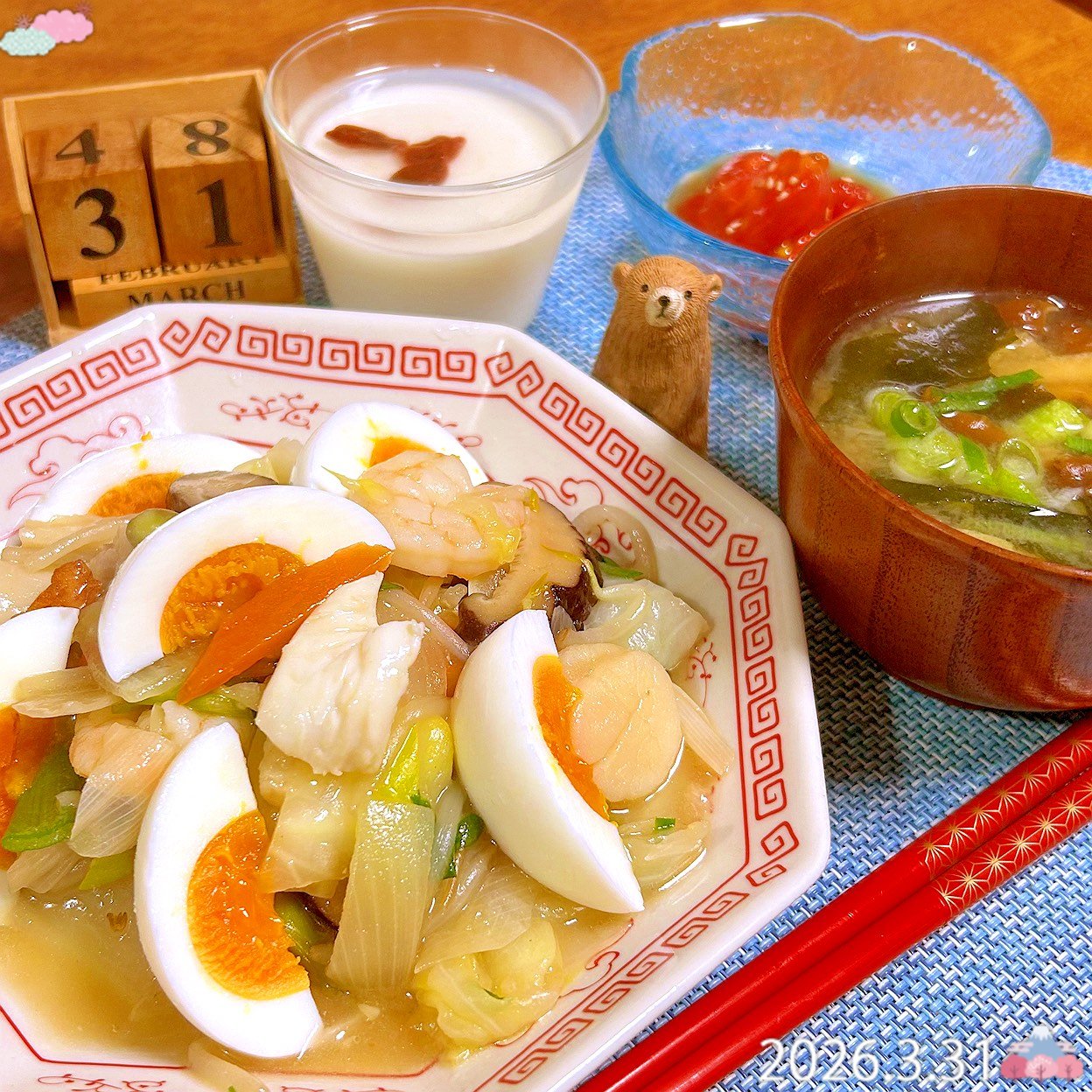 ❁八宝菜
❁スタミナトマト
❁なめことわかめのみそ汁
❁エバミルクで杏仁豆腐

何を作ろうか全然思いつかず、なんとなく作り出したからうずらの卵の代わりに鶏卵で、その存在感というか圧が凄い🤭
無糖練乳が安かったからお買い上げ。何に使おうか迷ってるとりあえず杏仁豆腐にしてみた。ミルキー感が濃ゆい！