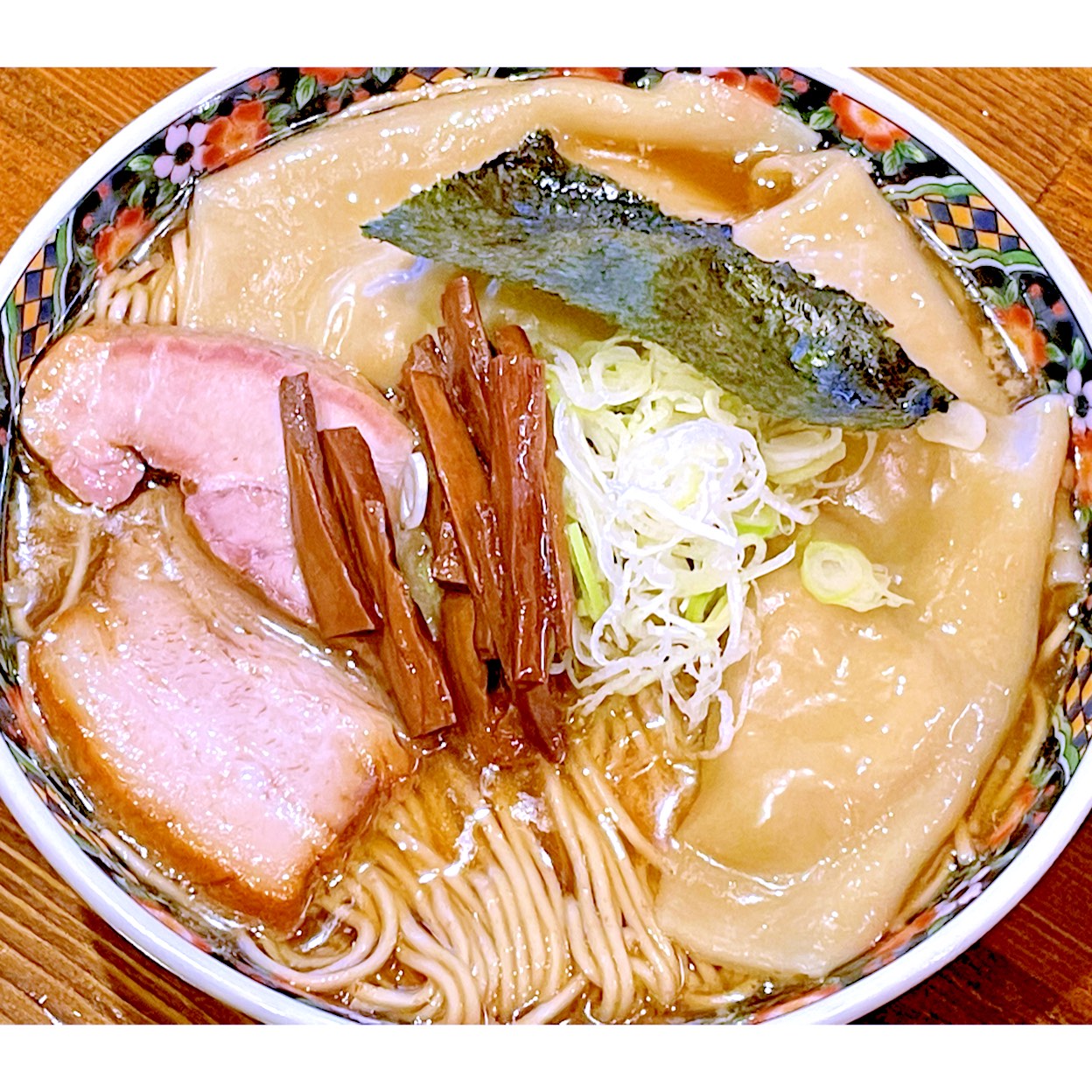 東京都大田区 下丸子駅の付近に有る人気のラーメンの店、奈つやの中華そばのもちもち雲呑中華そば。煮干しと節をたっぷりと使用し、丁寧に旨みが抽出されたスープに、菅野製麺製の全粒粉入りストレート麺、もち姫の小麦を使用した厚めの皮の中に、ジューシーな生姜の効いた肉餡を入れて包んだ自家製の雲呑、チャーシュー、メンマ、葱と海苔を入れた醤油ラーメンで、この店の人気メニューの1つ。アッサリとしたスープと具が良く合って美味かった。