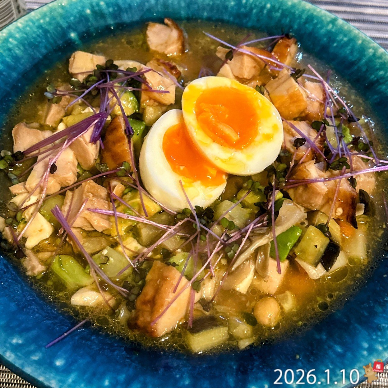 おはようございます\(//∇//)\
昨日は春一番⁈
南風が吹いて寒さは穏やかでしたね
昨日も予定通り仕事は片付けて、帰宅後のおうちご飯

パワースープ
Zuppa di verdure, pollo, avocado, melanzane, funghi, radice di loto, patate, carote, uova, pomodorini, ceci, germogli