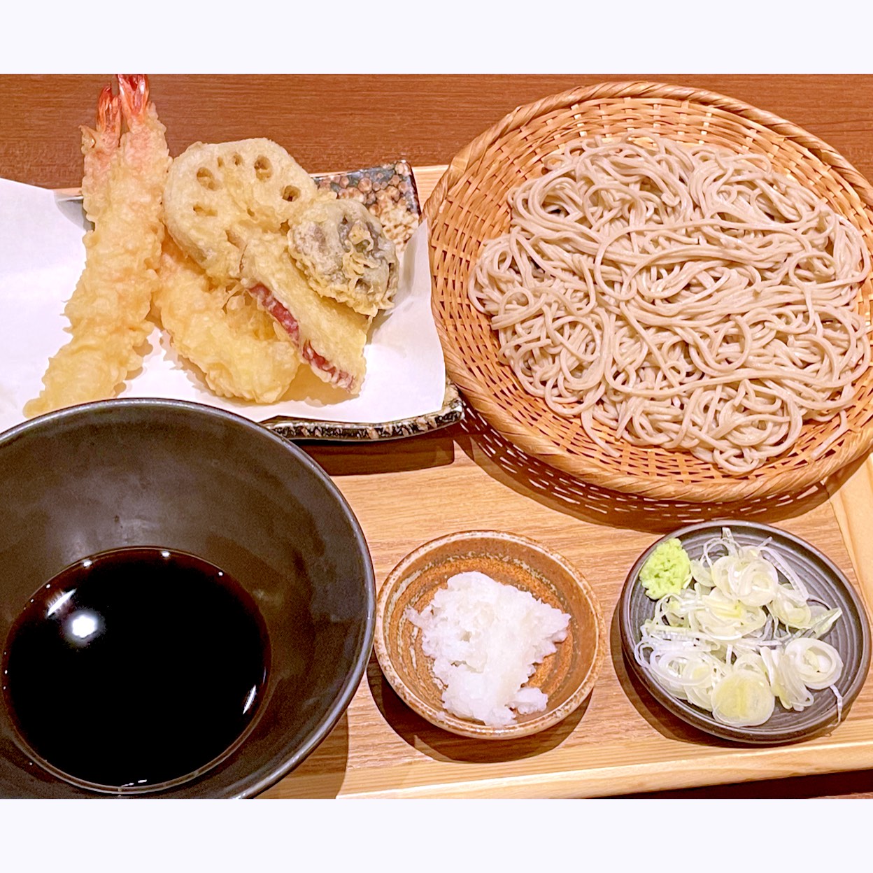 全国に数店舗有る蕎麦の店、石臼挽きそば 石月の海老と秋野菜のおろし天せいろ。
石臼で挽いた蕎麦に南瓜、薩摩芋、蓮根、椎茸と海老2尾分の天ぷら、大根おろし、蕎麦つゆと薬味がセットになった蕎麦。味はまあまあかな。