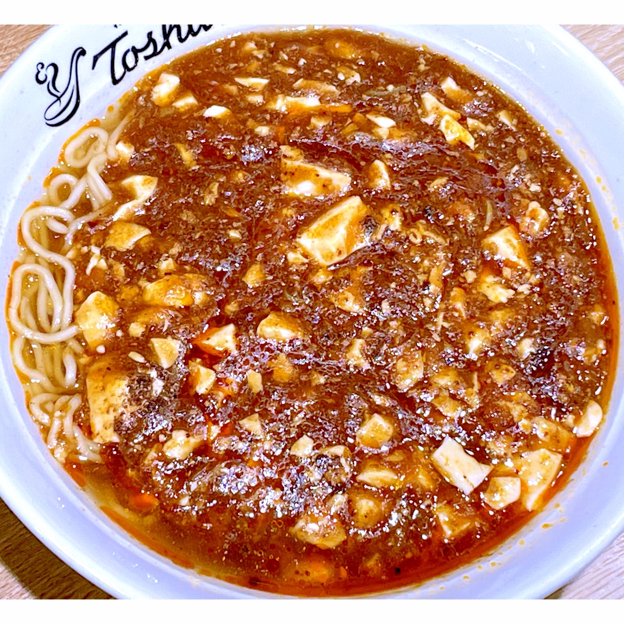 オリジン東秀の中華料理のチェーン店、れんげ食堂
Toshuの自家製辣油の麻婆麺。自家製辣油を使用して作られた麻婆豆腐を入れたラーメン。麻婆豆腐の味付けが薄く、もう少し濃厚なコクが欲しかった。溝の口のマルイに有る担々麺の店に行く予定やったが、麺が売り切れで食べられず、代わりにこの店で食べる事にした。