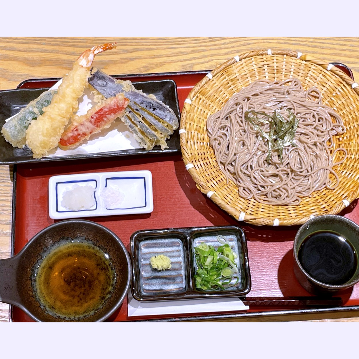 饂飩と蕎麦のチェーン店、自家製麺 杵屋の季節の天ざるそば。饂飩か蕎麦の何れかが選べるが、ここの蕎麦はまだ食べた事が無かったから蕎麦にした。自分としては饂飩の方が良かったかな。これもセットにしてミニ炊き込み御飯を付けようとしたが、母に糖質取り過ぎになるから止めろと怒られ、断念した。自分としては食べたかったんやが。1人で食べるなら当然食べてたな。実家に居る間に両親と食べに行った。