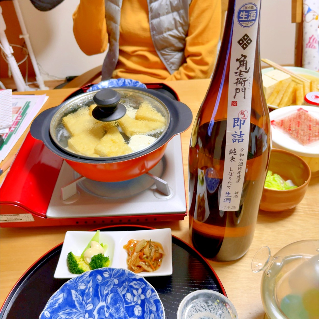 角右衛門 超速即詰 純米しぼりたて生酒
木村酒造(湯沢市)
原料米:ぎんさん
精米歩合:70%
使用酵母:協会1001号
日本酒度:+2.0
アルコール度:16.5%
モロミを搾りながら槽場で直接瓶詰め(直汲み)をしました。その愛称を「超速即詰」としております。霞がかかったような淡いにごりは瓶底にほんの少し絡んだ程度で、新酒の持つほろ苦い口当たりが何とも新鮮味があり、しぼりたての季節感を演出しています。可能な限り新酒を空気に晒さないこの特殊な方法で、口に含むとかすかなガス感をまとっています。