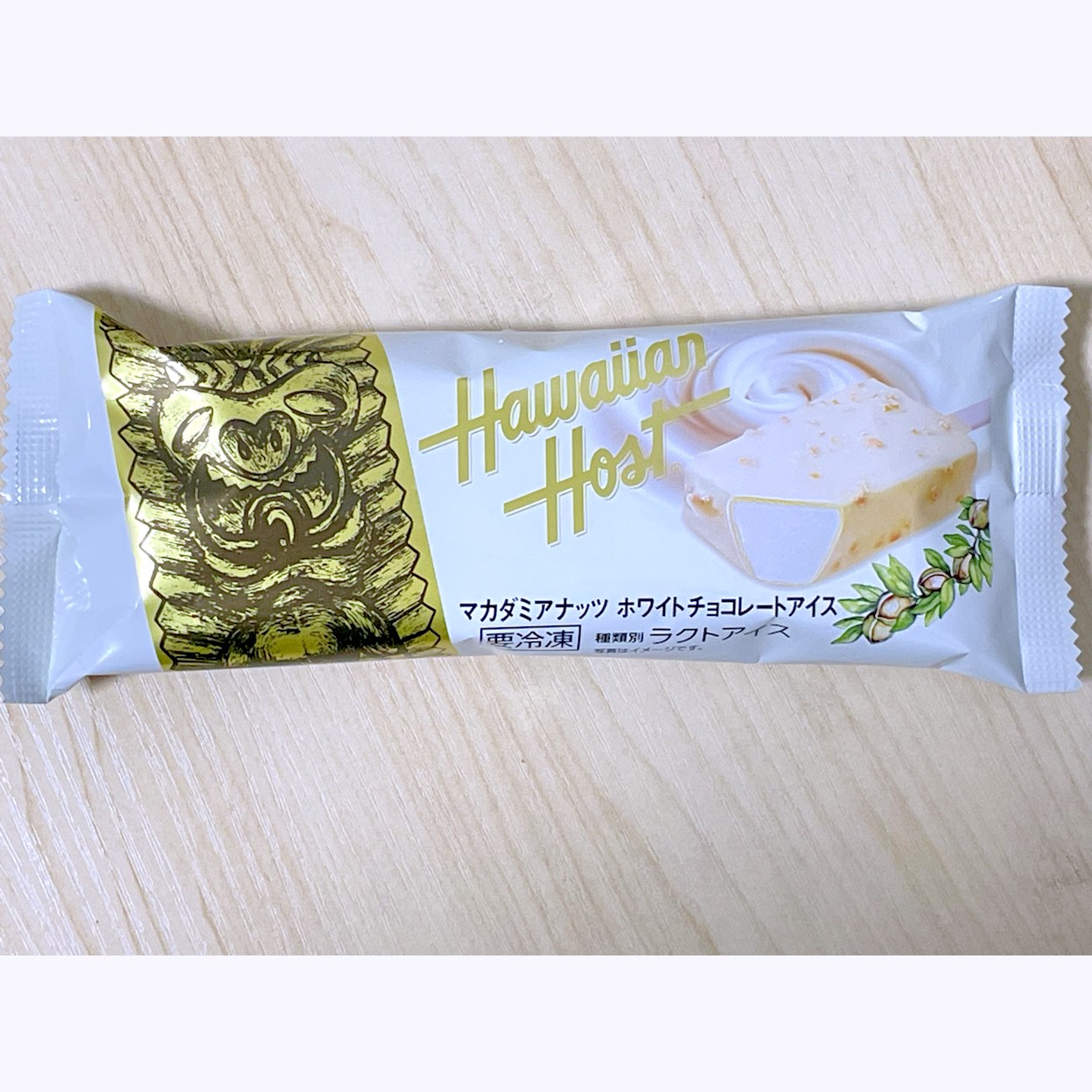 ファミマで購入したアイスクリーム、栄屋乳業のハワイアンホースト ホワイトチョコレートアイス。