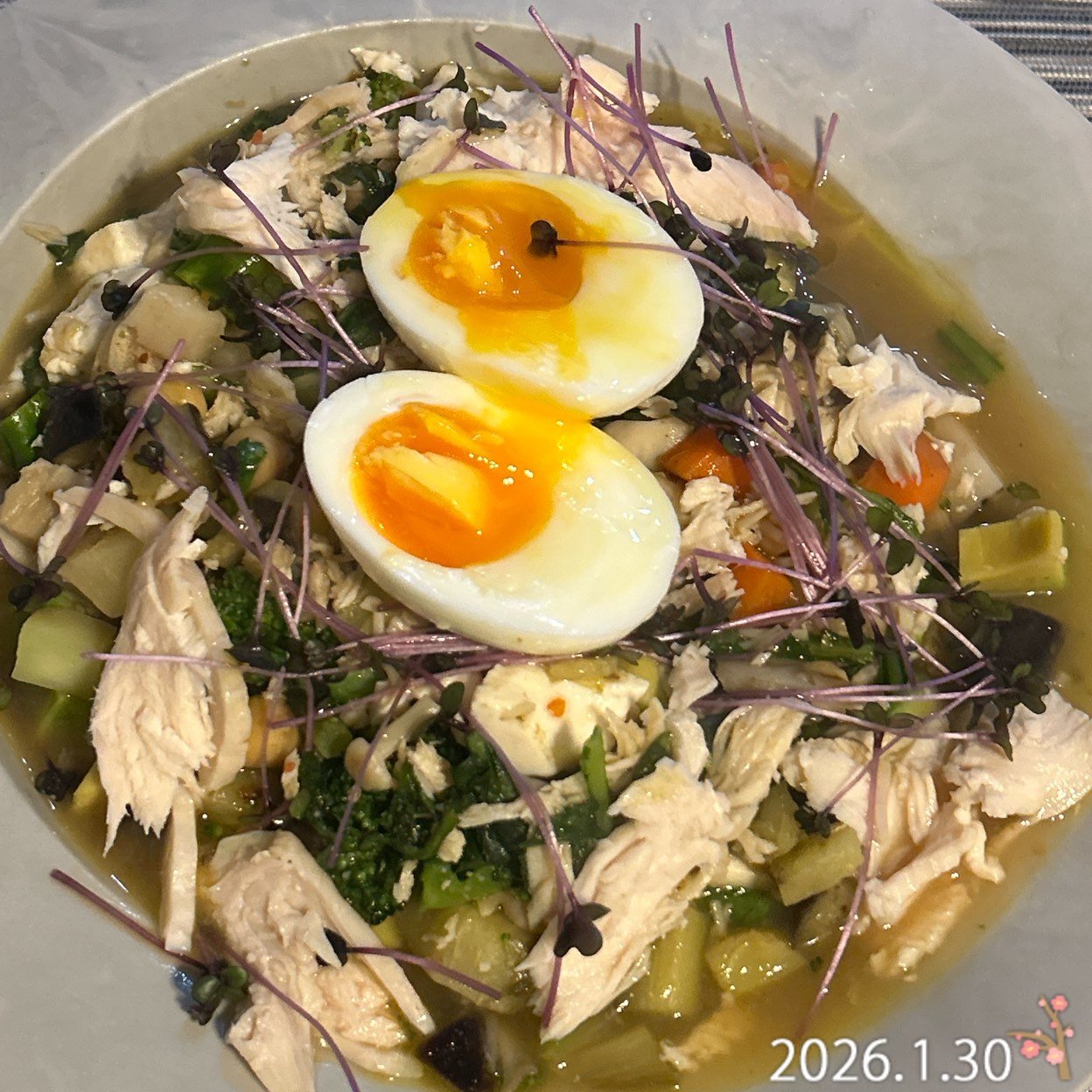 おはようございます\(//∇//)\
昨日の朝は氷点下まで下がり、日中も寒さが続きました
この日もバタバタ笑
いつもの立飲み屋さんで整いをしてから、帰宅後のおうちご飯はこちら

パワースープ
Zuppa di verdure, pollo, avocado, melanzane, crisantemo a ghirlanda, broccoli, radice di loto, patate, carote, tofu, uova, pomodorini, germogli